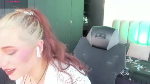 Snapshot of jeannewilliams_ chatting on July 11, 1:03 pm Jeanne Williams online show from July 11, 1:03 pm