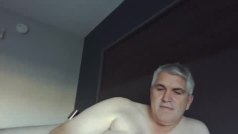 dadbody71 online show from December 19, 9:06 pm