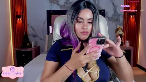 Jeen Taylor online show from October 31, 8:21 pm