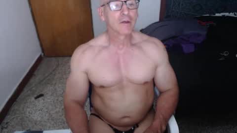 Snapshot of jefmuscletw chatting on May 19, 1:56 am brayam online show from May 19, 1:56 am