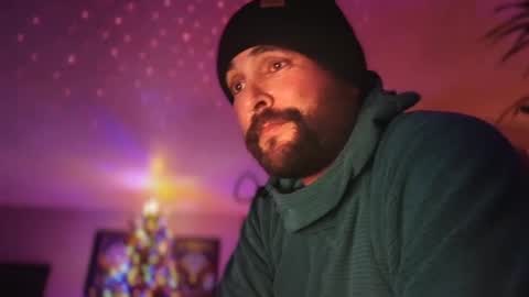 Snapshot of jellyfishfun chatting on December 11, 12:44 am Guy Jones online show from December 11, 12:44 am