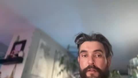 Snapshot of jellyfishfun chatting on December 4, 11:35 pm Guy Jones online show from December 4, 11:35 pm