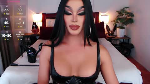 Snapshot of jenifers_body chatting on May 9, 12:16 am Queen Jenifer online show from May 9, 12:16 am