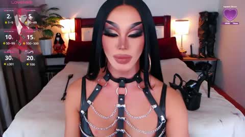 Snapshot of jenifers_body chatting on June 3, 10:59 pm Queen Jenifer online show from June 3, 10:59 pm