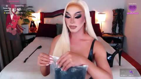 Snapshot of jenifers_body chatting on June 18, 10:47 pm Queen Jenifer online show from June 18, 10:47 pm