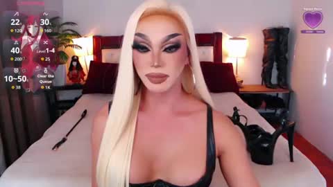 Snapshot of jenifers_body chatting on June 19, 11:08 pm Queen Jenifer online show from June 19, 11:08 pm