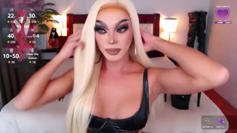 Snapshot of jenifers_body chatting on June 23, 2:20 am Queen Jenifer online show from June 23, 2:20 am