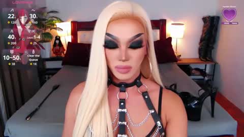 Snapshot of jenifers_body chatting on July 2, 12:21 am Queen Jenifer online show from July 2, 12:21 am