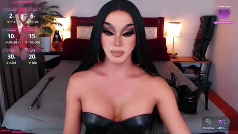 Snapshot of jenifers_body chatting on July 4, 12:28 am Queen Jenifer online show from July 4, 12:28 am