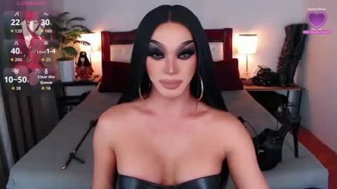 Snapshot of jenifers_body chatting on July 8, 1:43 am Queen Jenifer online show from July 8, 1:43 am