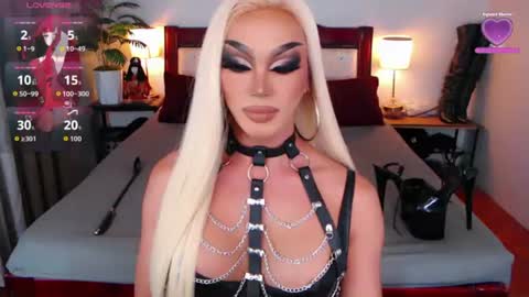 Snapshot of jenifers_body chatting on July 10, 2:49 am Queen Jenifer online show from July 10, 2:49 am