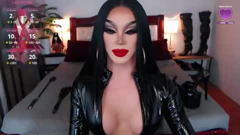 Snapshot of jenifers_body chatting on August 2, 5:39 am Queen Jenifer online show from August 2, 5:39 am