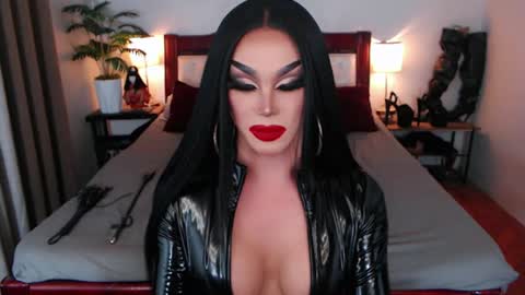 Snapshot of jenifers_body chatting on August 7, 6:04 am Queen Jenifer online show from August 7, 6:04 am