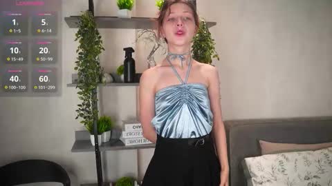 Snapshot of jeninedapinto chatting on October 14, 10:05 am Hi everyone my name Kira online show from October 14, 10:05 am