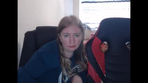 Snapshot of jenisandpeter chatting on October 30, 7:32 am JenisAndPeter online show from October 30, 7:32 am