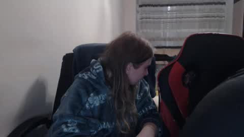 Snapshot of jenisandpeter chatting on December 5, 5:09 pm JenisAndPeter online show from December 5, 5:09 pm