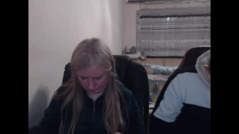 Snapshot of jenisandpeter chatting on May 4, 6:37 pm JenisAndPeter online show from May 4, 6:37 pm
