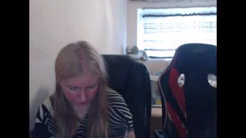 Snapshot of jenisandpeter chatting on May 11, 4:04 pm JenisAndPeter online show from May 11, 4:04 pm