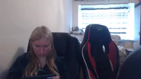 Snapshot of jenisandpeter chatting on May 16, 5:48 am JenisAndPeter online show from May 16, 5:48 am