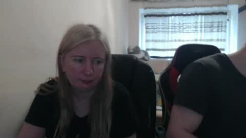 Snapshot of jenisandpeter chatting on May 18, 4:18 am JenisAndPeter online show from May 18, 4:18 am