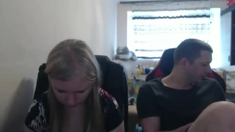 Snapshot of jenisandpeter chatting on May 28, 8:11 am JenisAndPeter online show from May 28, 8:11 am