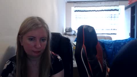 Snapshot of jenisandpeter chatting on June 1, 6:15 am JenisAndPeter online show from June 1, 6:15 am