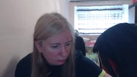 Snapshot of jenisandpeter chatting on June 3, 6:38 am JenisAndPeter online show from June 3, 6:38 am