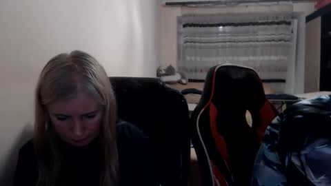 Snapshot of jenisandpeter chatting on June 5, 6:57 pm JenisAndPeter online show from June 5, 6:57 pm