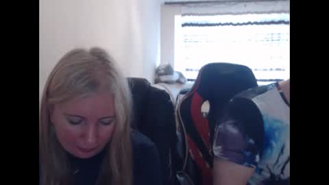 Snapshot of jenisandpeter chatting on June 6, 7:02 am JenisAndPeter online show from June 6, 7:02 am