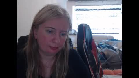 Snapshot of jenisandpeter chatting on June 8, 4:51 pm JenisAndPeter online show from June 8, 4:51 pm