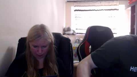 Snapshot of jenisandpeter chatting on June 9, 5:02 pm JenisAndPeter online show from June 9, 5:02 pm