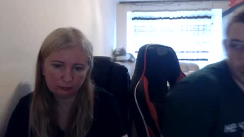 Snapshot of jenisandpeter chatting on June 10, 5:07 am JenisAndPeter online show from June 10, 5:07 am