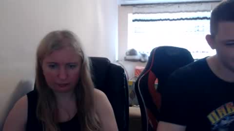Snapshot of jenisandpeter chatting on June 13, 6:33 am JenisAndPeter online show from June 13, 6:33 am