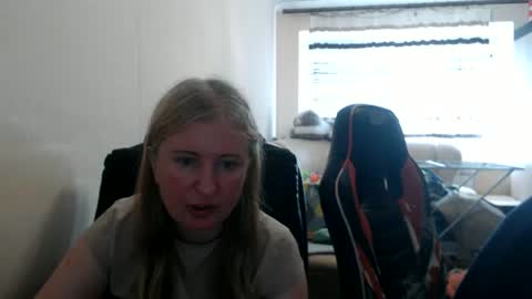 Snapshot of jenisandpeter chatting on June 14, 4:09 pm JenisAndPeter online show from June 14, 4:09 pm