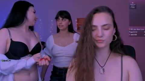 Snapshot of jenna_elayne chatting on June 1, 1:46 pm jenna_elayne online show from June 1, 1:46 pm