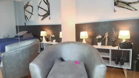 Snapshot of jennamilf_ chatting on July 1, 3:19 am Call Me Jenna online show from July 1, 3:19 am