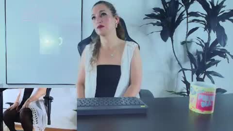 Snapshot of jennamilf_ chatting on August 2, 3:27 am Call Me Jenna online show from August 2, 3:27 am