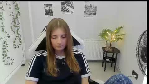 Snapshot of jenniestar chatting on July 25, 1:19 pm Karla online show from July 25, 1:19 pm