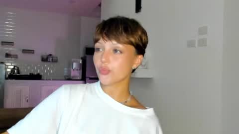 Snapshot of jennifer_clyde chatting on June 19, 3:27 pm Jenifer Clyde online show from June 19, 3:27 pm