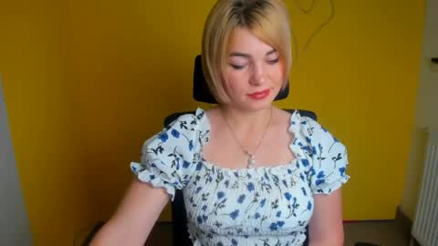 Snapshot of jennifer_cuttie chatting on July 23, 12:25 pm Jennifer online show from July 23, 12:25 pm