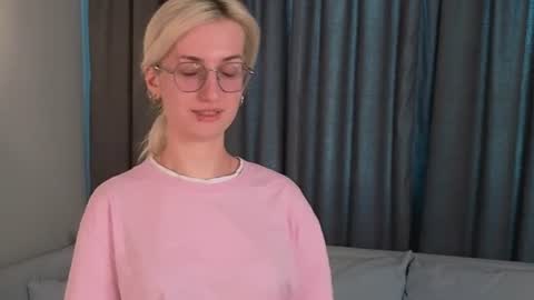 Snapshot of jenniferfox_ chatting on June 24, 6:34 am Anna online show from June 24, 6:34 am