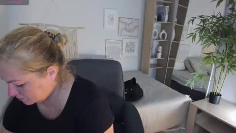 Snapshot of jenniferlight chatting on September 22, 7:27 pm Jennifer online show from September 22, 7:27 pm