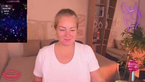 Snapshot of jenniferlight chatting on November 24, 8:19 pm Jennifer online show from November 24, 8:19 pm