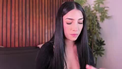 Snapshot of jennmiller_ chatting on December 1, 12:32 pm online show from December 1, 12:32 pm