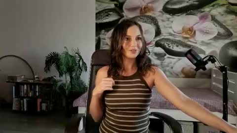 Snapshot of jennycutey chatting on June 18, 4:02 am jennycutey online show from June 18, 4:02 am