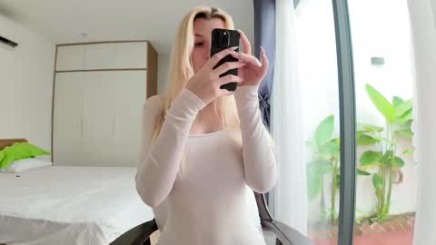 Snapshot of jennytime chatting on February 28, 6:32 am Jen online show from February 28, 6:32 am