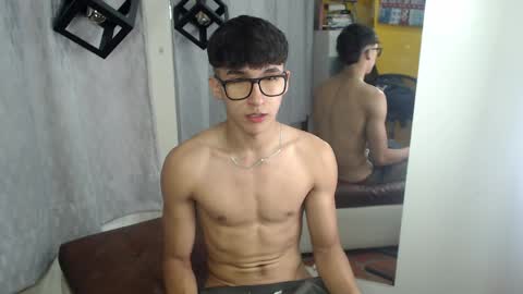 Snapshot of jeremy_job chatting on May 17, 12:23 pm Jeremy online show from May 17, 12:23 pm