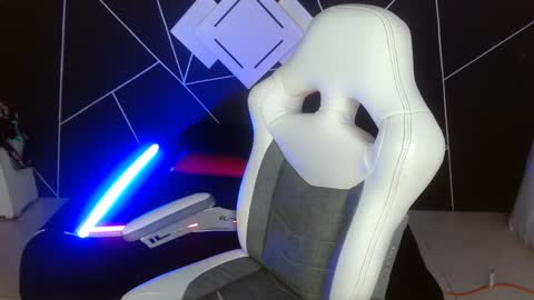 Snapshot of jesiclark chatting on December 3, 9:11 am sofi online show from December 3, 9:11 am