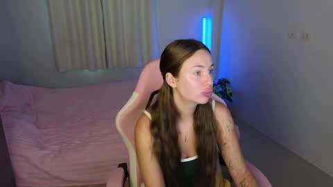 Snapshot of jessica_hanson chatting on May 19, 3:24 am Jessy online show from May 19, 3:24 am