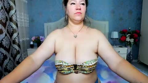 Snapshot of jessicalove20 chatting on June 3, 3:53 am single mommy online show from June 3, 3:53 am
